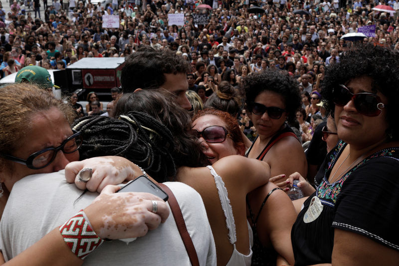 © Reuters. Manifestantes se reúnem em frente à Câmara dos Vereadores do Rio antes do velório da vereadora Marielle Franco