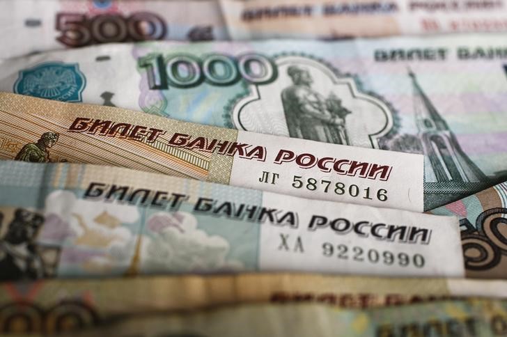 © Reuters. Рублевые банкноты в Варшаве