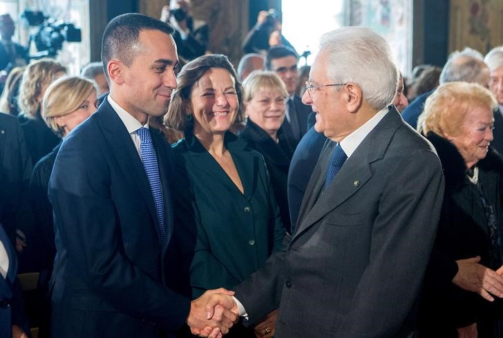 © Reuters. Il leader del M5s Luigi Di Maio con il presidente della Repubblica Sergio Mattarella in una immagine di archivio