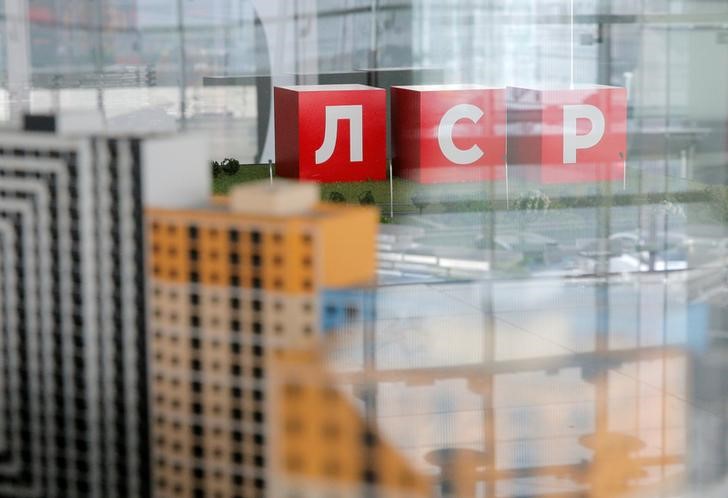 © Reuters. Логотип ЛСР в офисе продаж компании в Москве