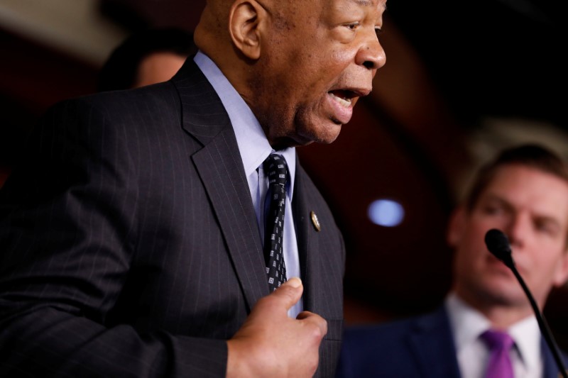 © Reuters. Rep. Elijah Cummings (D-MD) speaks about recent revelations about President Donald Trump's involvement with Russia on Capitol Hill