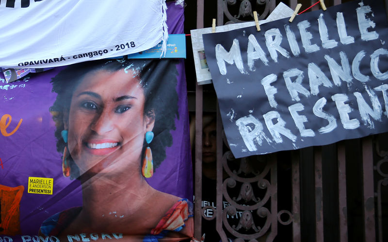 © Reuters. Cartaz com foto da vereadora Marielle Franco é colocado em protesto no Rio de Janeiro