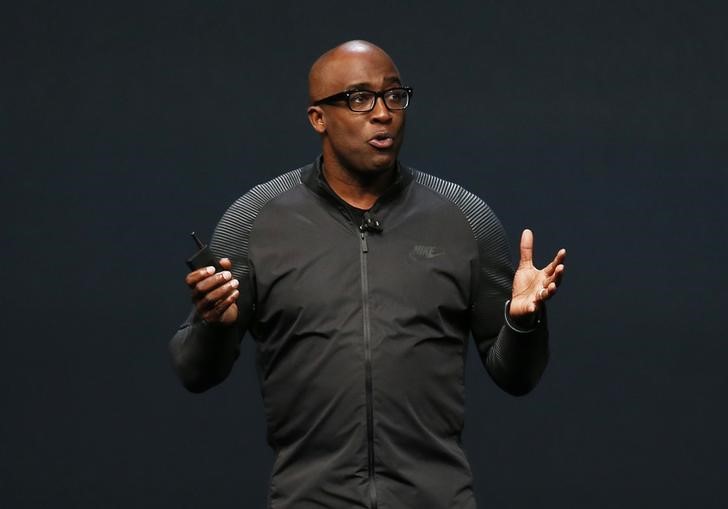 © Reuters. FILE PHOTO - Trevor Edwards discusses the Apple Watch with Nike+ during a media event in San Francisco