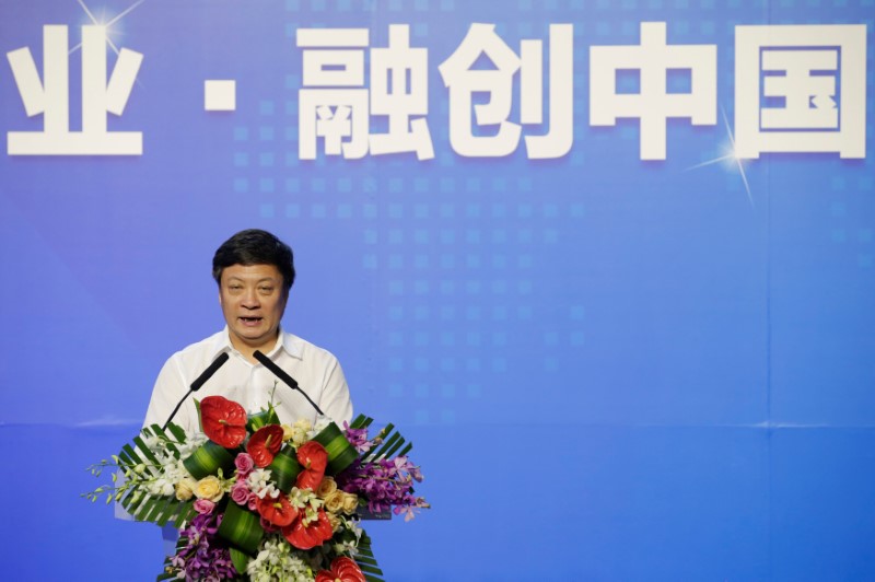 © Reuters. Chairman of Sunac China Holdings Ltd. Sun Hongbin speaks during a strategic cooperation signing ceremony with Dalian Wanda Group and R&F Properties in Beijing