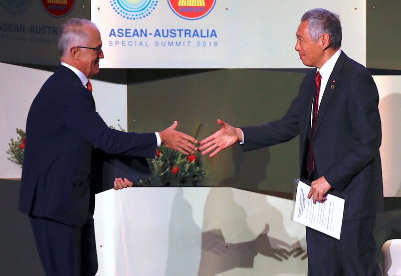 © Reuters. Australian Prime Minister Malcolm Turnbull shakes hands with the Prime Minister of Singapore Lee Hsien Loong at the start of the SME conference being held during the one-off summit of ASEAN in Sydney