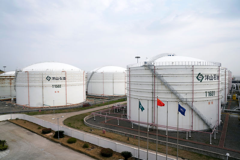 © Reuters. Нефтяные резервуары в порту Яншань в Шанхае