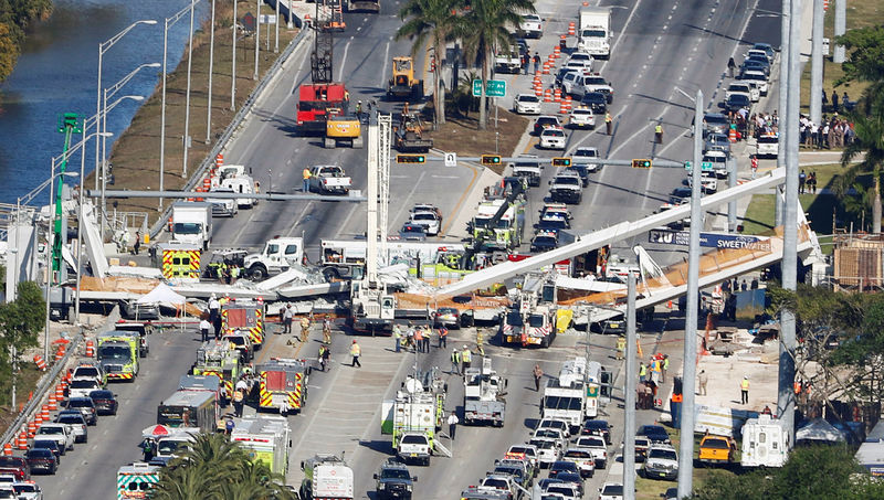 © Reuters. Cuatro personas mueren por el derrumbe de un puente peatonal en Florida
