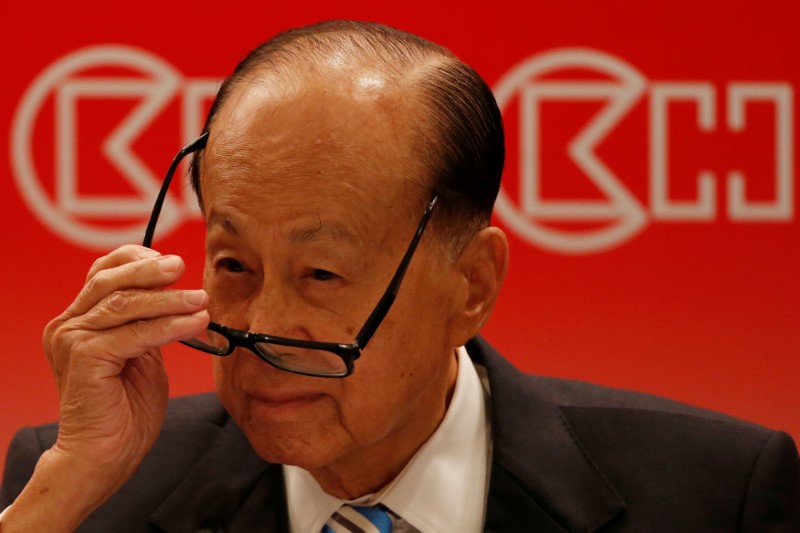 © Reuters. Hong Kong tycoon Li Ka-shing attends a news conference announcing CK Hutchison Holdings company results in Hong Kong