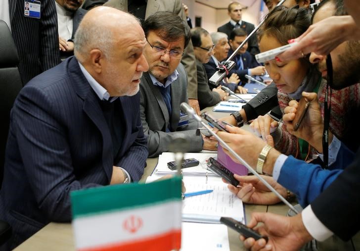 © Reuters. Министр нефти Ирана Бижан Зангане общается с журналистами на саммите ОПЕК в Вене