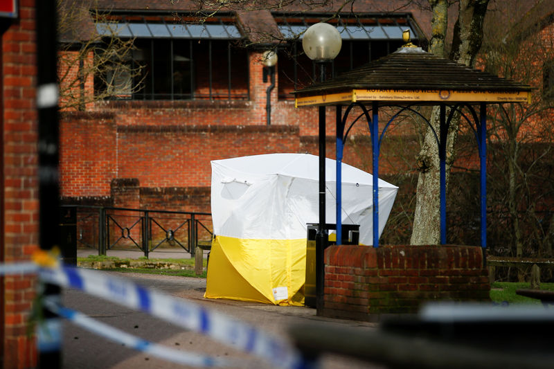 © Reuters. A tent covers the park bench where former Russian intelligence agent Sergei Skripal and his daughter Yulia were found after they were poisoned, in Salisbury.