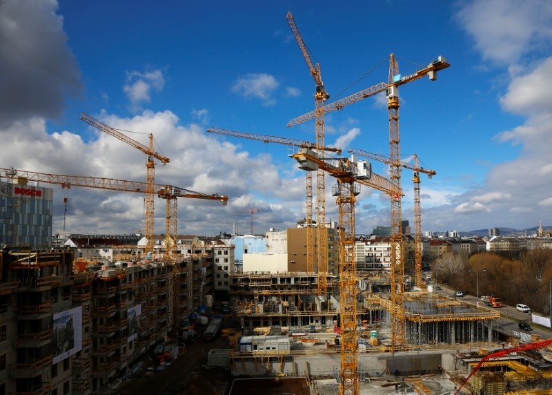 © Reuters. Cranes are pictured at a construction site in Vienna