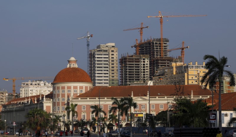 © Reuters. File photo of office buildings under construction standing behind the Angolan central bank building in the capital, Luanda