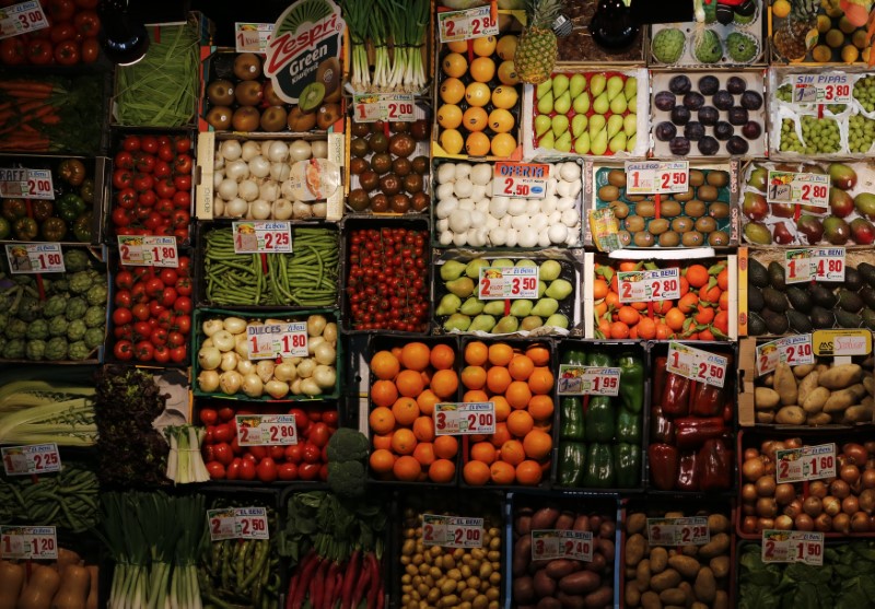 © Reuters. Fruits and vegetables are displayed to be sell at a shop of a food market in the Andalusian capital of Seville, southern Spain