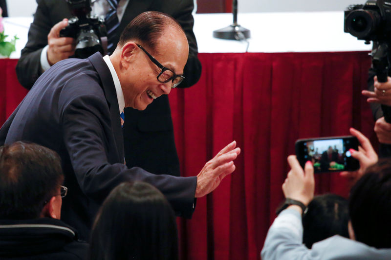 © Reuters. Hong Kong tycoon Li Ka-shing meets journalists after announcing his retirement in Hong Kong
