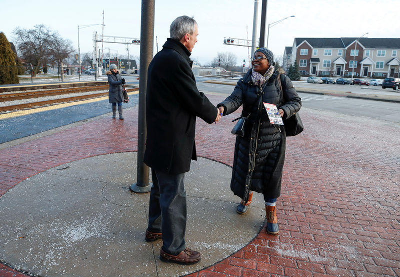 © Reuters. U.S. Congressman Daniel Lipinski campaigns for re-election at the Chicago Ridge Metra commuter train station in Chicago Ridge