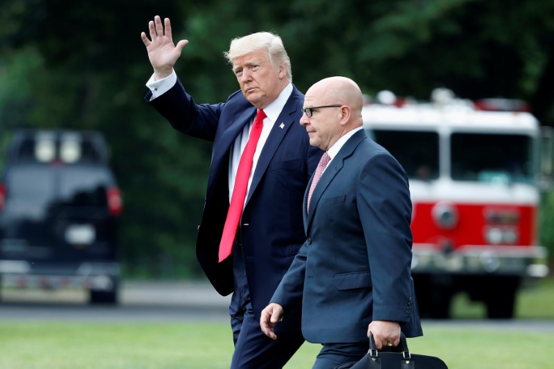 © Reuters. Presidente dos Estados Unidos, Donald Trump, e assessor de segurança nacional, H.R. McMaster, na Casa Branca, em Washington