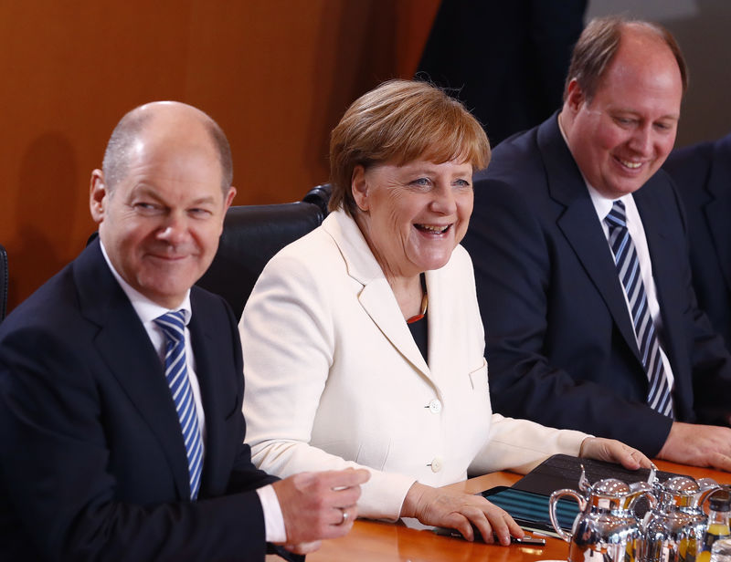 © Reuters. Merkel heads the first cabinet meeting after being re-elected as German chancellor in Berlin