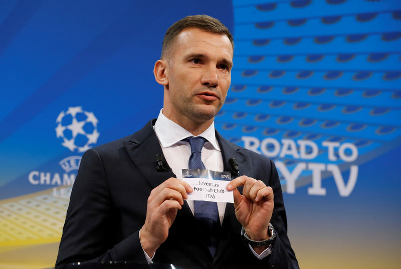 © Reuters. L'ex calciatore Andriy Shevchenko estrae il bigliettino della Juventus per i quarti di finale di Champions contro il Real Madrid