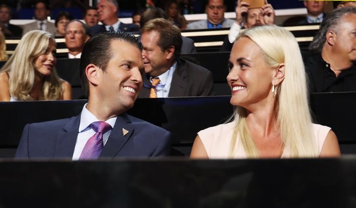 © Reuters. Donald Trump Jr. e sua esposa, Vanessa, durante evento em Cleveland, Ohio