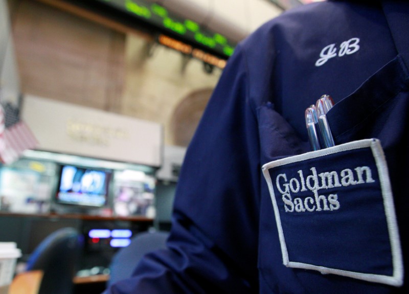 © Reuters. A trader works at the Goldman Sachs stall on the floor of the New York Stock Exchange