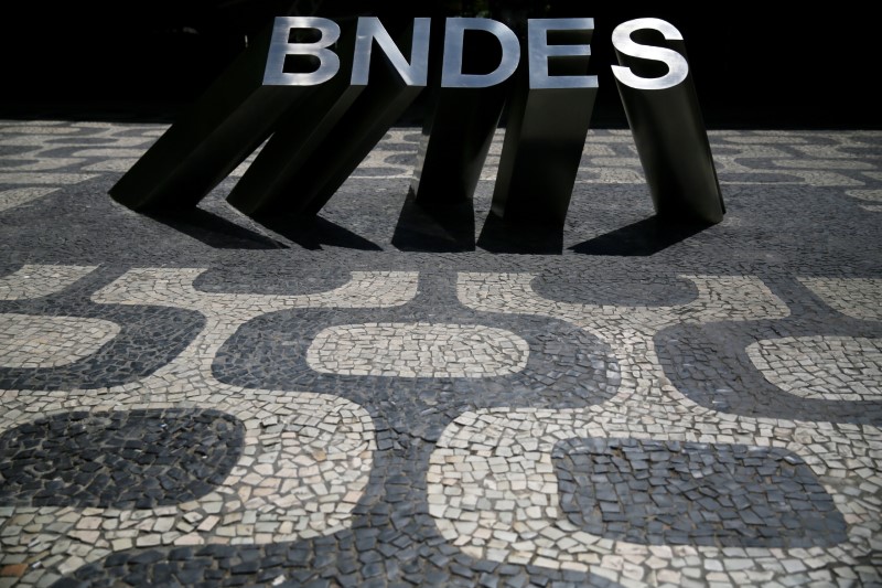 © Reuters. Logo do BNDES do lado de fora de prédio do Rio de Janeiro