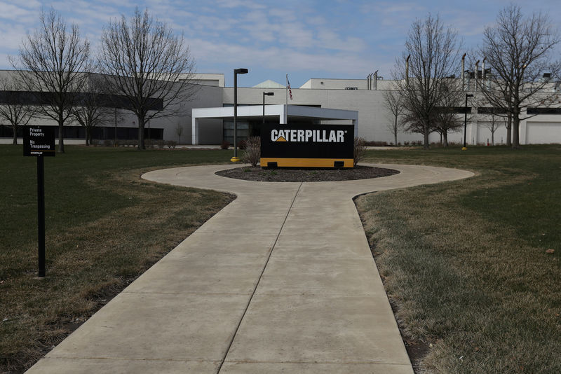 © Reuters. FILE PHOTO: A Caterpillar corporate logo is pictured in front of a building in Peoria