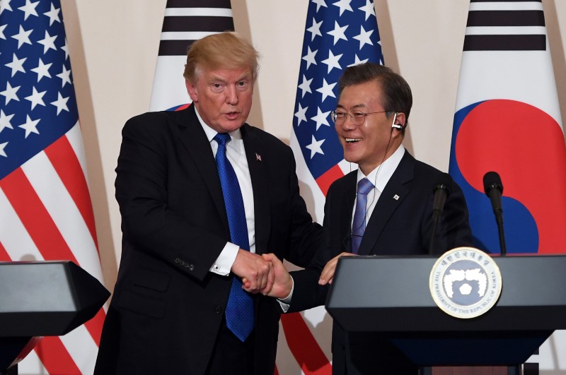© Reuters. Trump e Moon Jae-in concedem entrevista em Seul