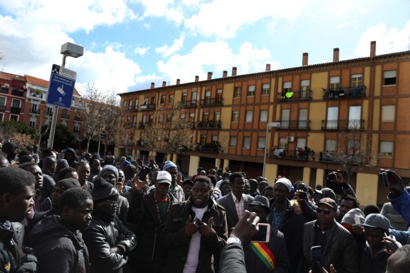 © Reuters. Centenares se manifiestan en Madrid en protesta por la muerte de un vendedor ambulante