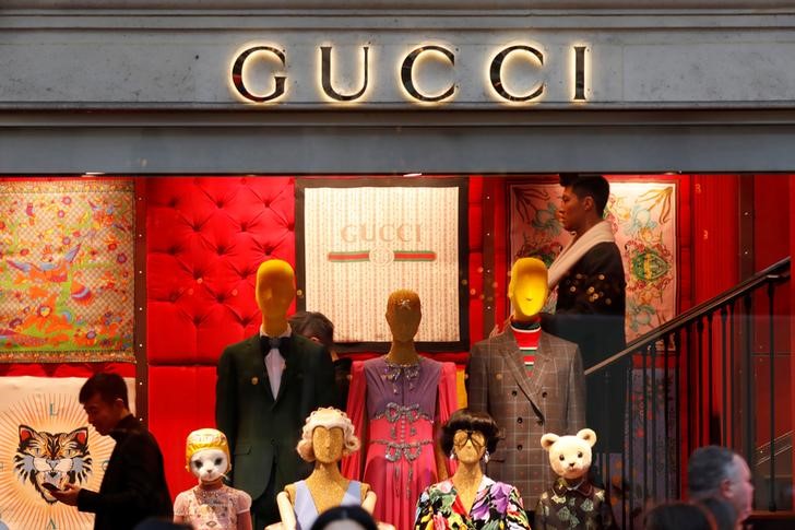 © Reuters. A Gucci sign is seen outside a shop in Paris