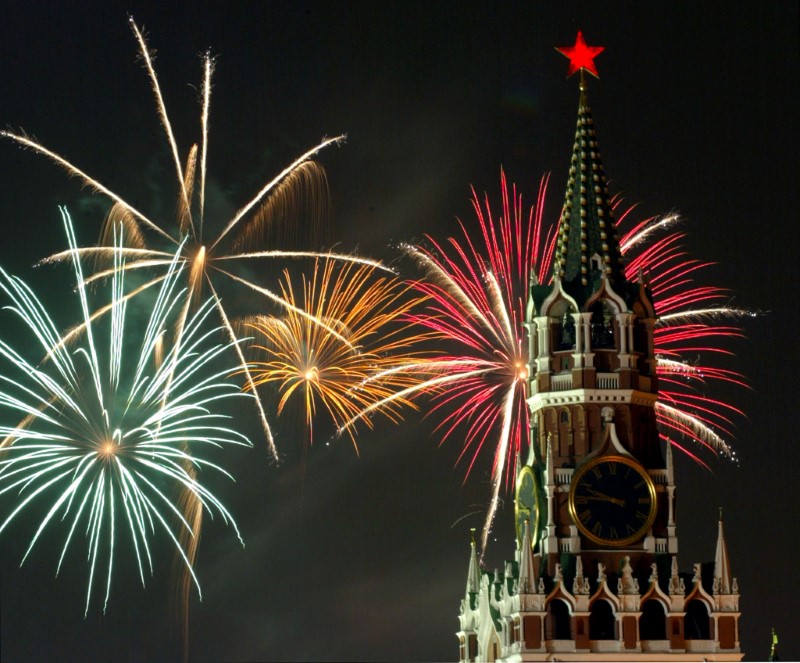 © Reuters. FIREWORKS ILLUMINATE SKIES ABOVE THE KREMLIN IN MOSCOW.