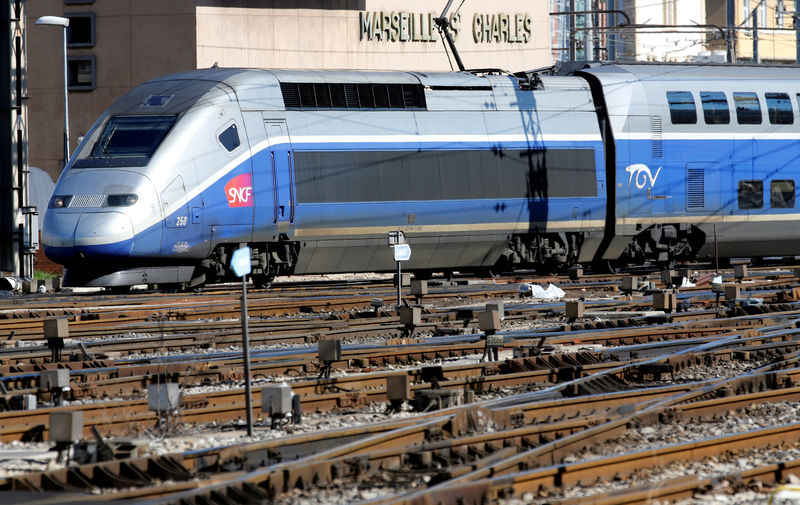 © Reuters. SONDAGE: LA RÉFORME DE LA SNCF APPROUVÉE PAR 65% DES FRANÇAIS