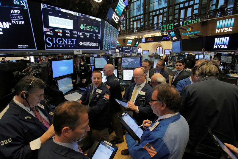 © Reuters. المؤشرات الرئيسية للأسهم الأمريكية تغلق مرتفعة لكنها تنهي الأسبوع على خسائر