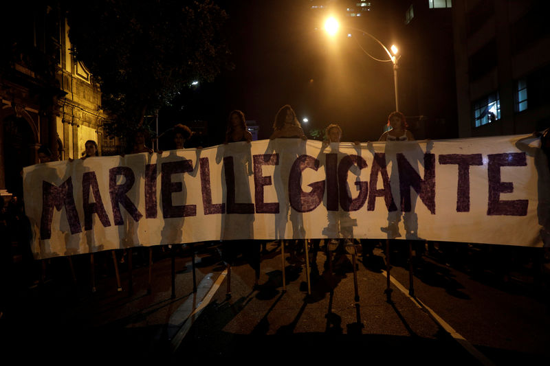 © Reuters. Manifestantes fazem protesto por morte da vereadora Marielle Franco no Rio de Janeiro
