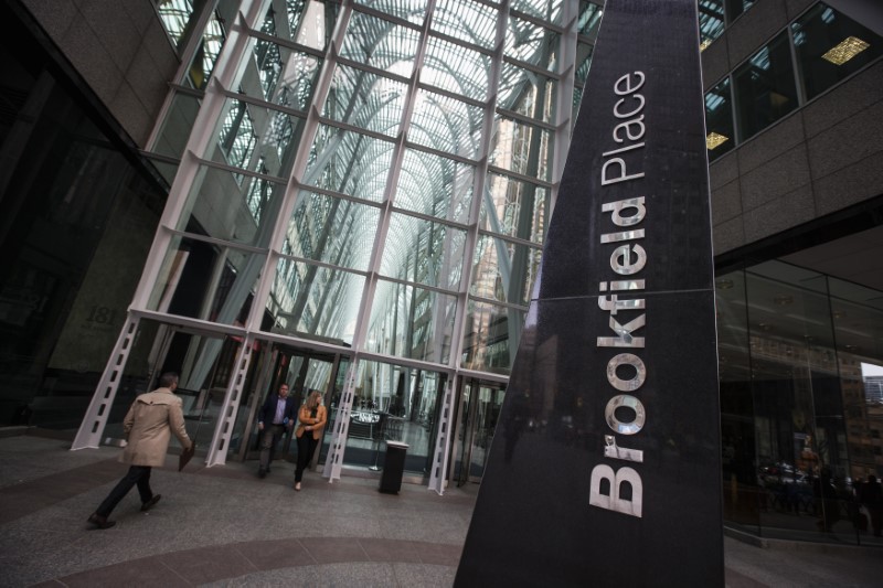 © Reuters. FILE PHOTO: People walk to Brookfield Place off Bay Street on the day of the AGM for Brookfield Asset Management shareholders in Toronto