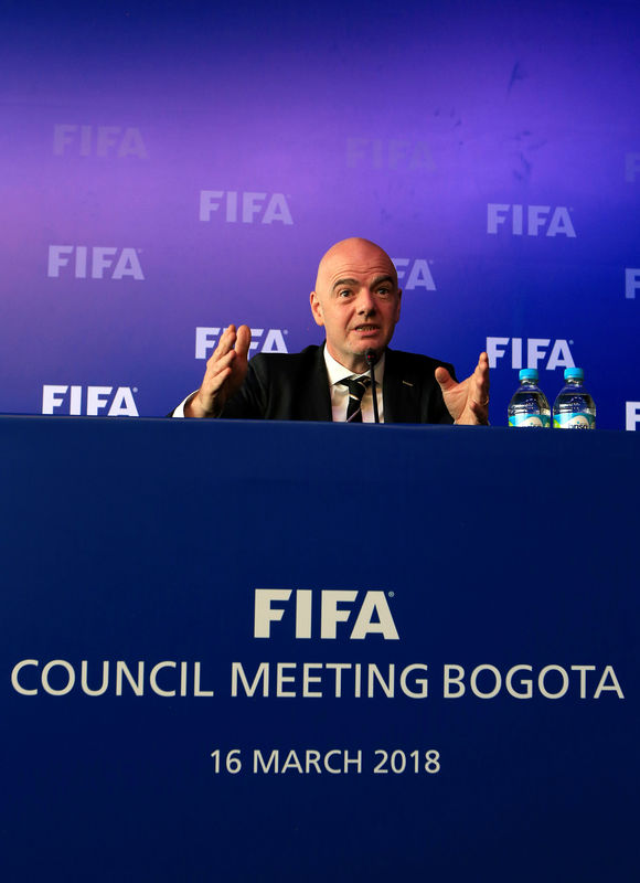© Reuters. El presidente de la FIFA, Gianni Infantino, en una conferencia de prensa en Bogotá