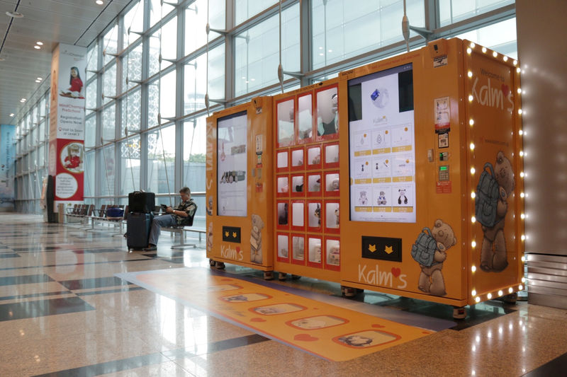© Reuters. A vending machine by premium gift brand Kalms is seen at Singapore’s Changi Airport