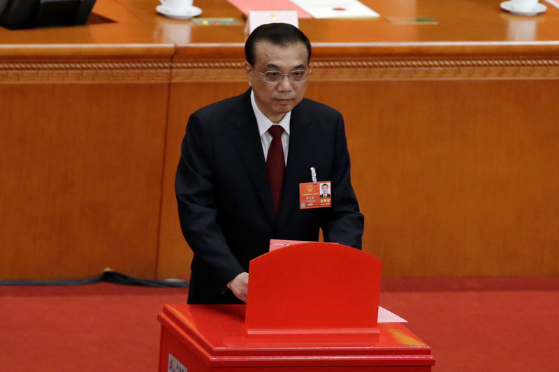 © Reuters. البرلمان الصيني يعيد انتخاب لي كه تشيانغ رئيسا للوزراء