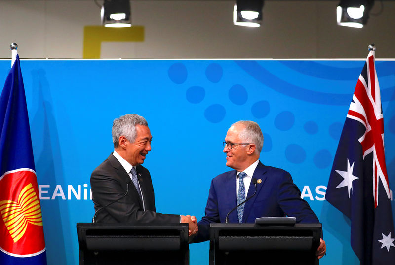 © Reuters. Australian Prime Minister Malcolm Turnbull shakes hands with Prime Minister of Singapore Lee Hsien Loong during their media conference during the one-off ASEAN summit in Sydney