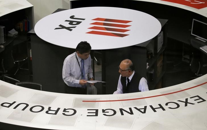 © Reuters. Employees of the Tokyo Stock Exchange (TSE) work at the bourse in Tokyo
