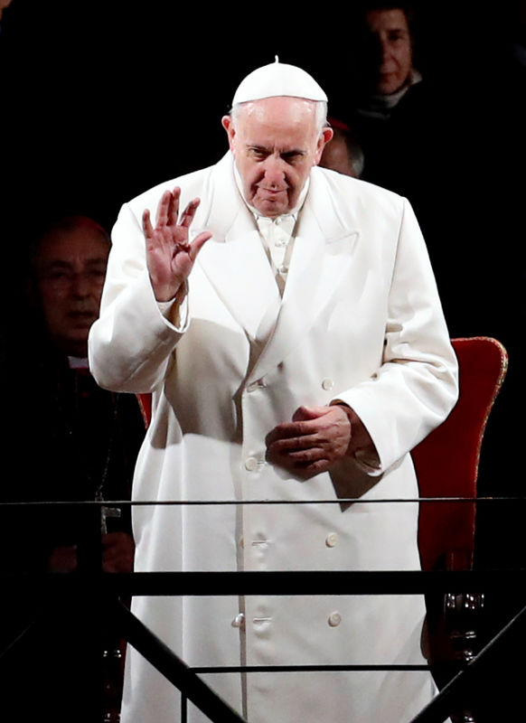 © Reuters. البابا فرنسيس يعمد متسولا نيجيريا لبطولته