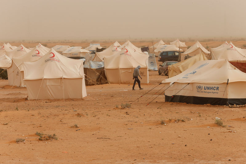 © Reuters. مهجرو تاورغاء العالقون في الصحراء الليبية يصرون على العودة