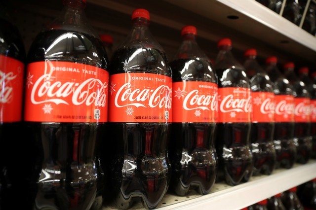 © Reuters. FILE PHOTO - Bottles of Coca-Cola are seen at a grocery store in Los Angeles