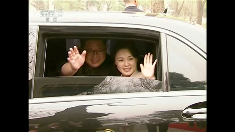 © Reuters. Still image of North Korean leader Kim Jong Un and his wife Ri Sol Ju waving and smiling