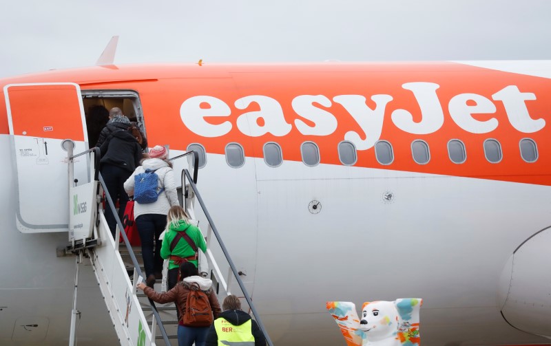 © Reuters. Passengers board an EasyJet airplane after an event of the British budget carrier EasyJet to present the first flight from airport Tegel in Berlin