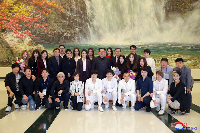© Reuters. North Korean leader Kim Jong Un poses with South Korean K-pop singers in this photo released by North Korea's Korean Central News Agency (KCNA) in Pyongyang