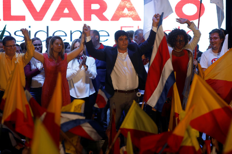 © Reuters. Candidato à Presidência da Costa Rica Carlos Alvarado Quesada celebra vitória, em San José