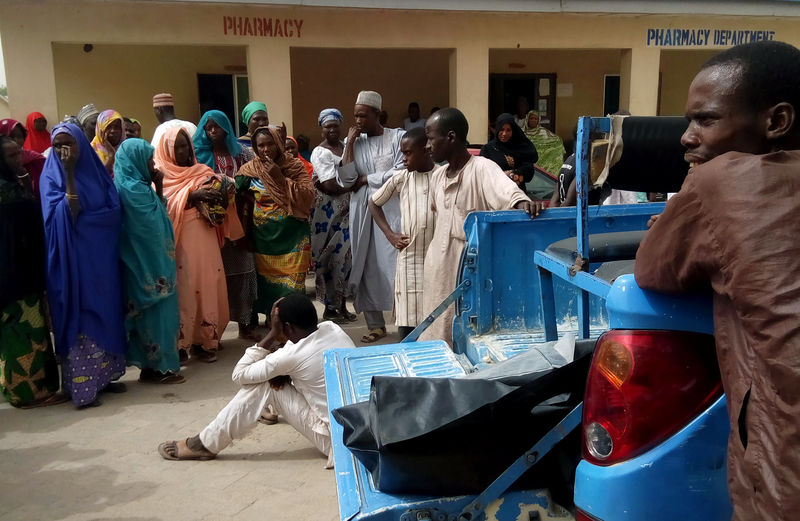 © Reuters. Pessoas observam carro transportando corpos para hospital após ataque do Boko Haram na cidade de Maiduguri