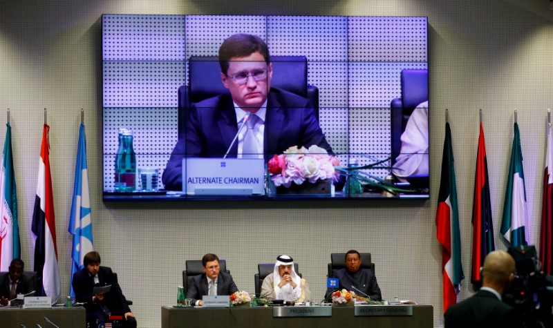 © Reuters. Министр энергетики РФ Александр Новак, министр энергетики Саудовской Аравии Халид аль-Фалих и генеральный секретарь ОПЕК Мохаммед Баркиндо на встрече ОПЕК в Вене
