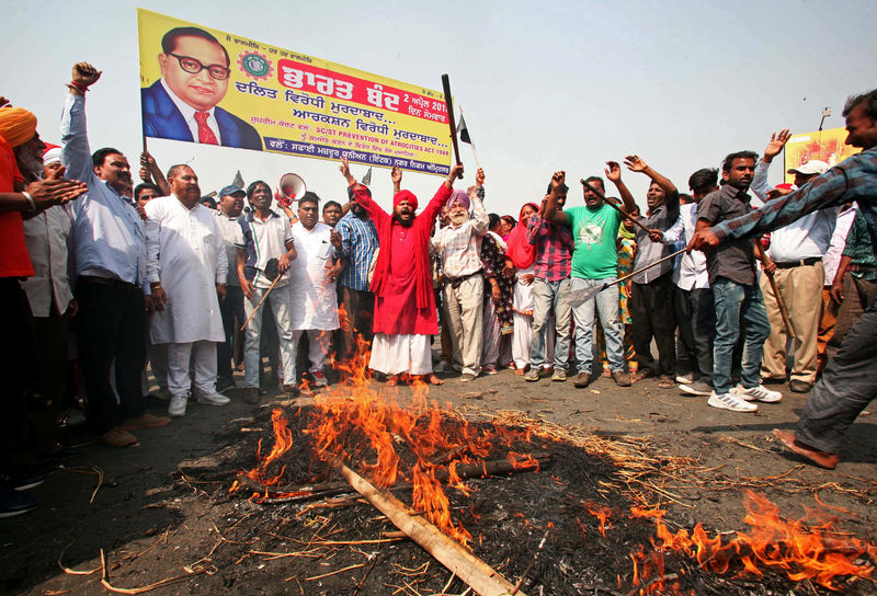 © Reuters. طبقة الداليت الهندية تقود احتجاجات على حكم قضائي