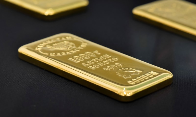 © Reuters. الذهب يصعد واحدا بالمئة مع هبوط الدولار